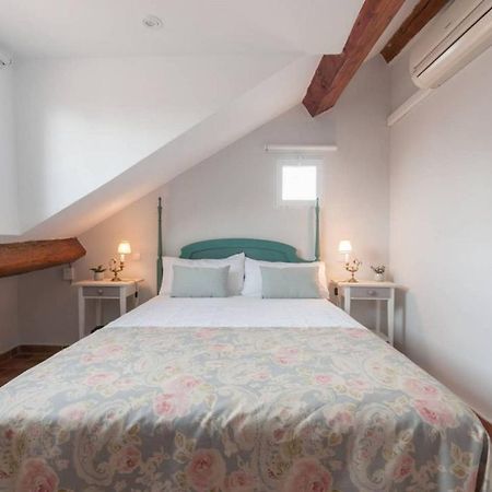 Cozy One-Bedroom Penthhouse La Latina Madrid Dış mekan fotoğraf
